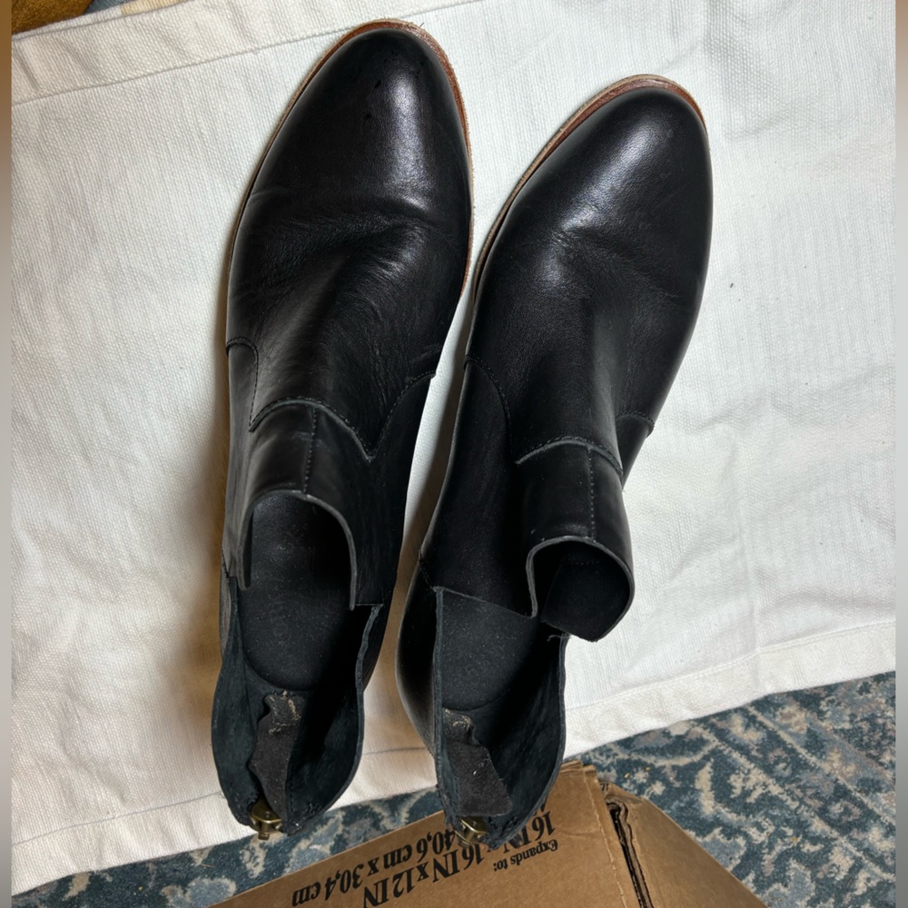 Korkease skye boots, black, 8.5 m. 1 heel needs to be repaired.